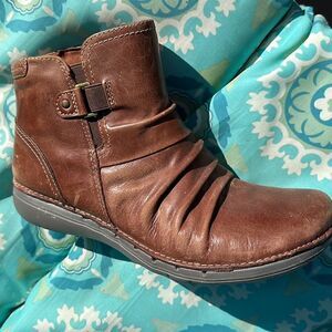 ✨ Clark’s brown leather slip on bootie, side zipper sz 8.